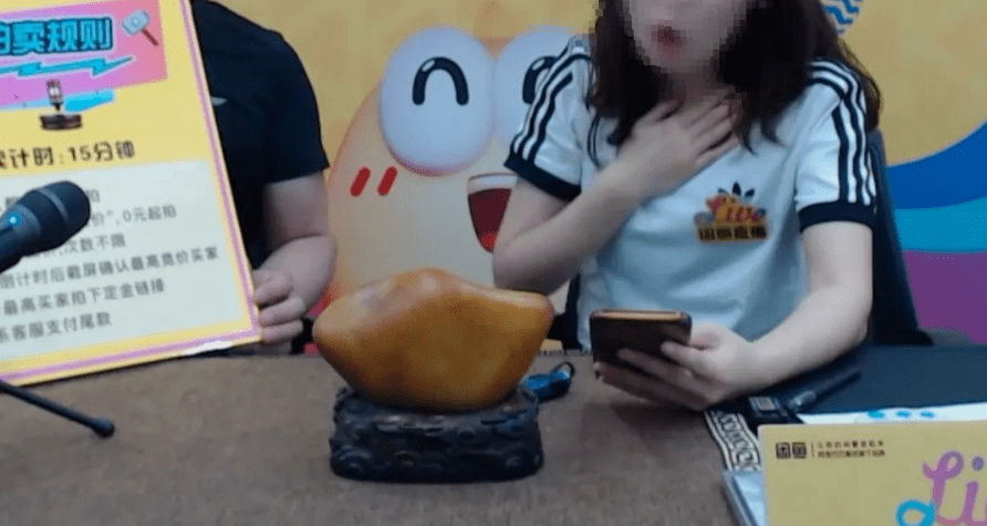 天价|2210万成交！这块天价籽料，火了！