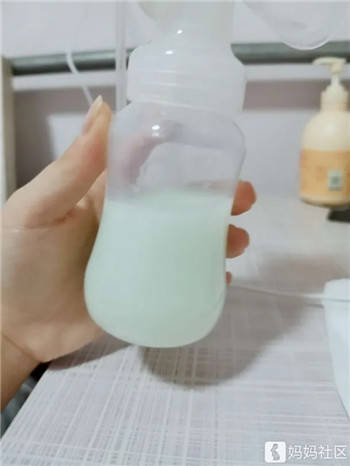 宝宝吃进肚子里的母乳其实是由前奶和后奶组成