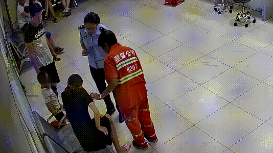 李逢连|爸爸妈妈不见了！佛山3岁小男孩车流中急哭了，幸亏……