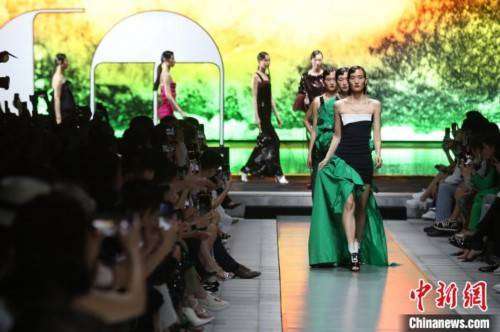 张亨伟|超模吕燕“换角”登台 刘涛、马伊琍现身助阵