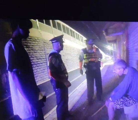 情况|广西一独居老人流浪两日，深夜饿晕街头！两名好小伙出手相救