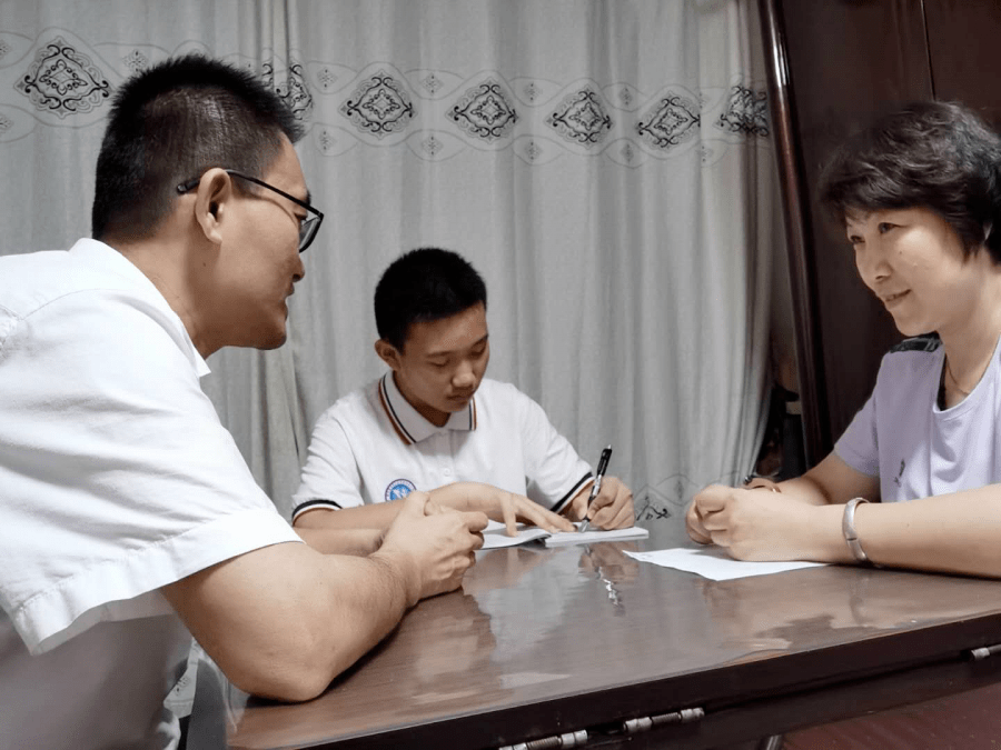 2019级11班孔祥泽一家正在进行家庭会议