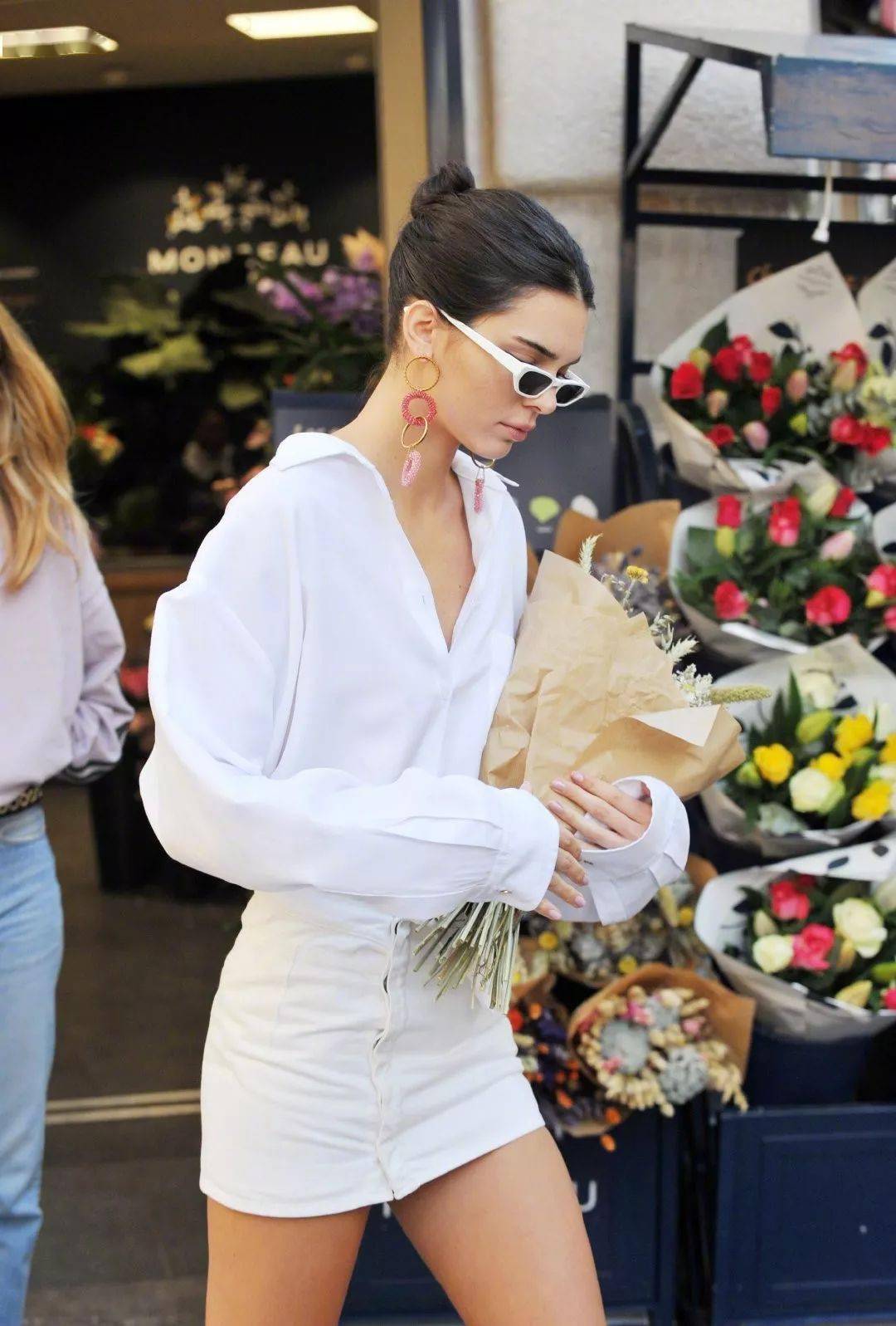 kendalljenner 健身,kendalljenner健身 图片来源:kendalljennerchina微博 出门买个花也是画报既视感,随手一