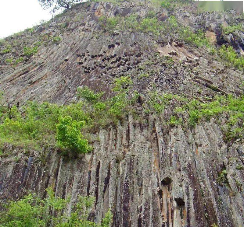 如下图所示自然状态下的火山岩石层火山岩又称喷出岩,属于岩浆岩(火成