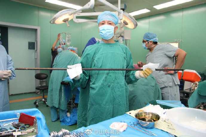 患者|险！1米长钢筋贯穿男子体内