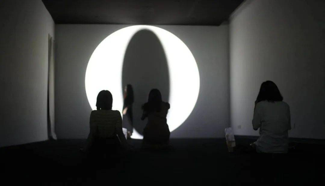 展览|“朋友，你挡我拍照了！”这一文艺圣地正被网红们占领