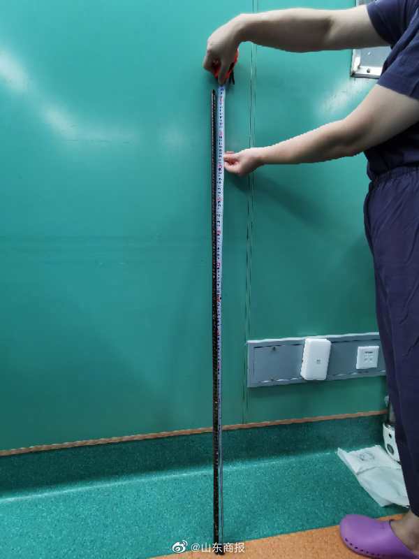 患者|险！1米长钢筋贯穿男子体内