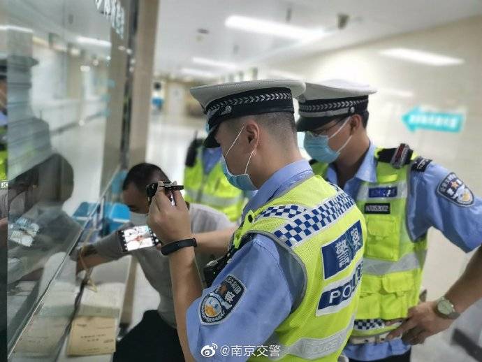 醉酒替疲劳朋友开车 一查还是无证