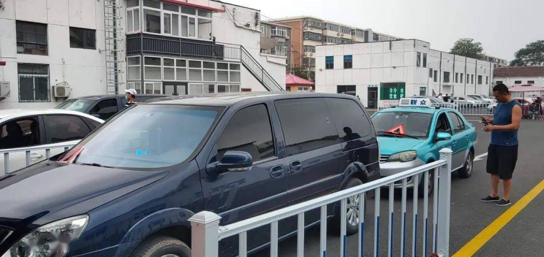 天津市某车检机构院内排队等候的小型汽车.资料照片