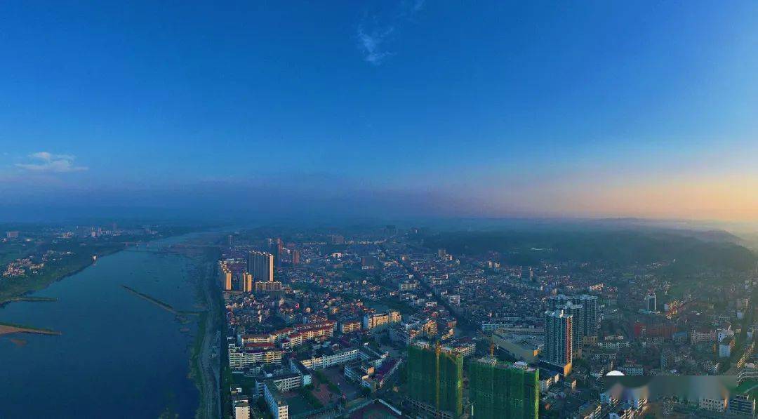 俯瞰江西万安县城.