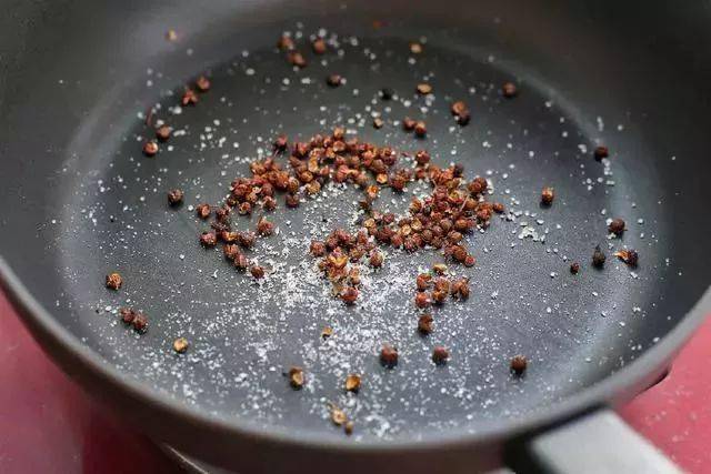 大虾|试试这个做法,连虾壳都吃的一干二净大虾别再油焖了