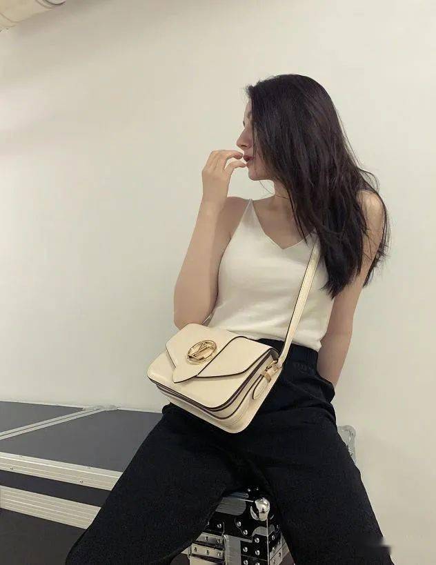 坐姿|迪丽热巴终于晒照了！简约的穿搭，依然是熟悉的潇洒坐姿