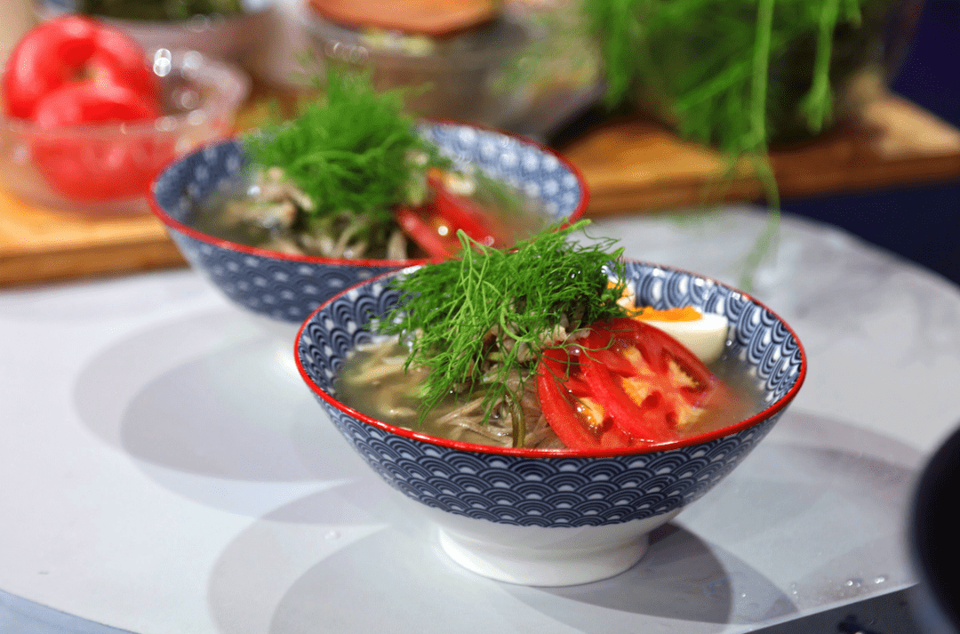 "上车的饺子,下车的面 他现场制作荞麦茴香面回忆起与父母感动瞬间