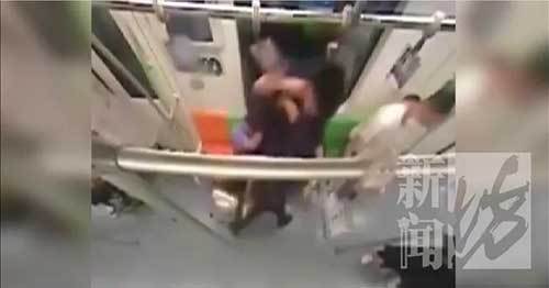 争执|吃相难看！上海地铁连发殴打事件，两个保安竟打到地上去了…