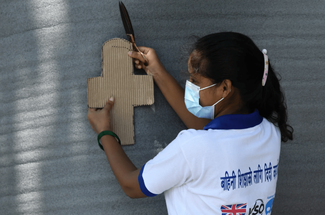 女孩|别的简报|尼泊尔封城迫使女孩自制卫生巾?