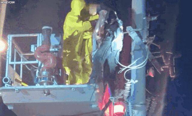 救援|男子以为电线杆没电欲拆废铁转卖，结果触电被烧伤