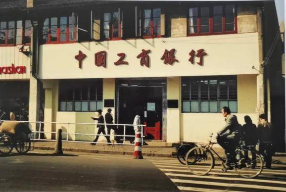 钞票|小辰光逛银行的记忆：里头爷叔阿姨点钞票的速度快得吓人