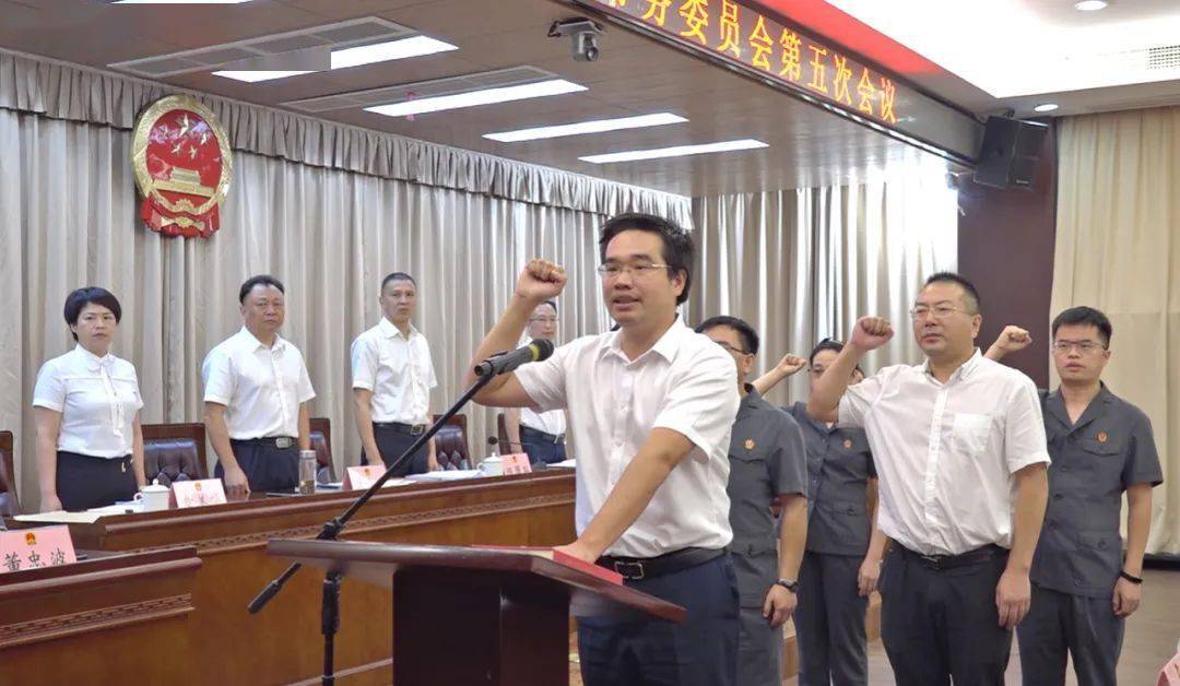 他被任命为龙港副市长