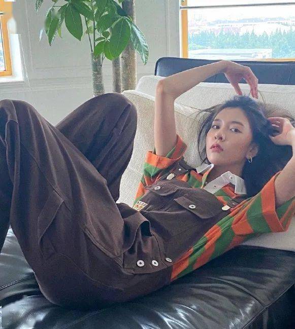 娜比|早秋第一件单品我选好了！是杨洋娜比都Pick的背带裤~