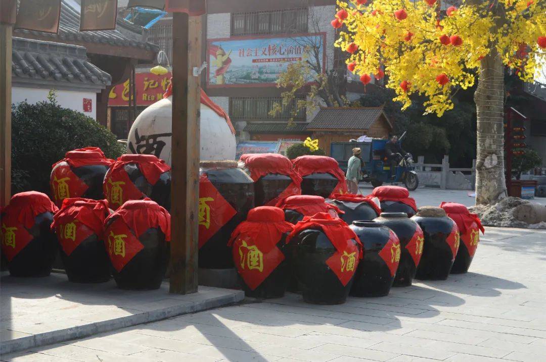 酒桌上|银行新员工不喝领导敬酒被打耳光：“酒桌文化”害了多少人