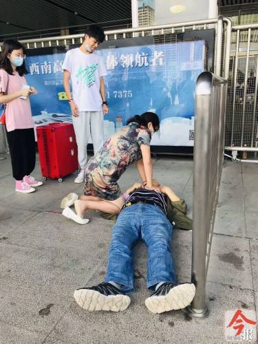 女子|火车站有人晕倒心跳骤停 柳州女子跪地救回一命