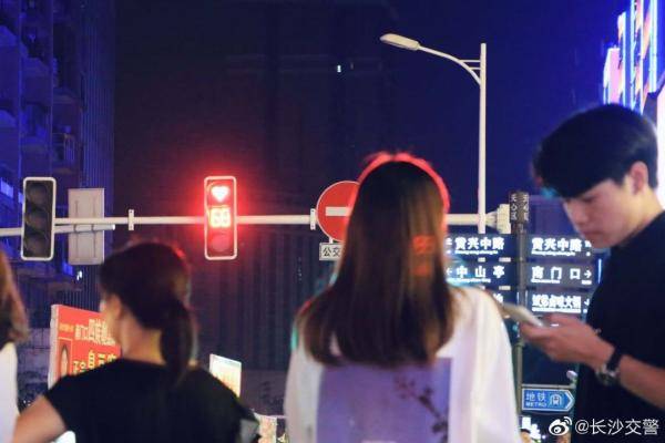 长沙|连等个“红灯”都是爱你的形状!网友:这波表白甜到我了