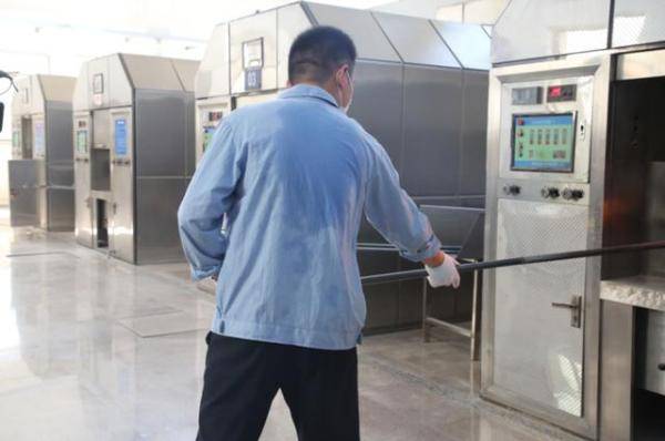 小伙|10年，海宁85后小伙的工作：50°C高温，不能装空调，真相无人不敬佩