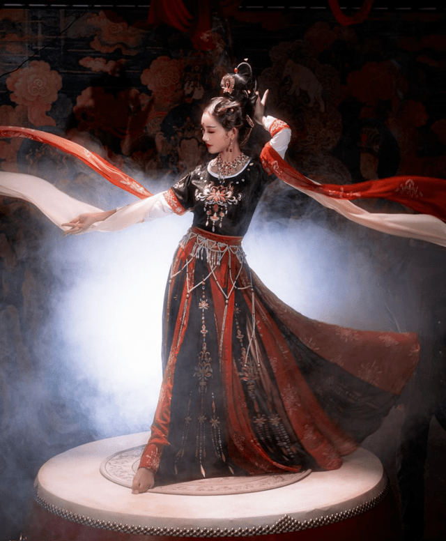 黑色|汉服中的经典配色——红黑，张扬与稳重并存，再过十年也不会过时