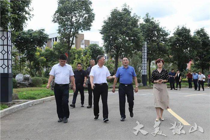 福泉市党政主要领导率队到独山考察学习教育教学工作