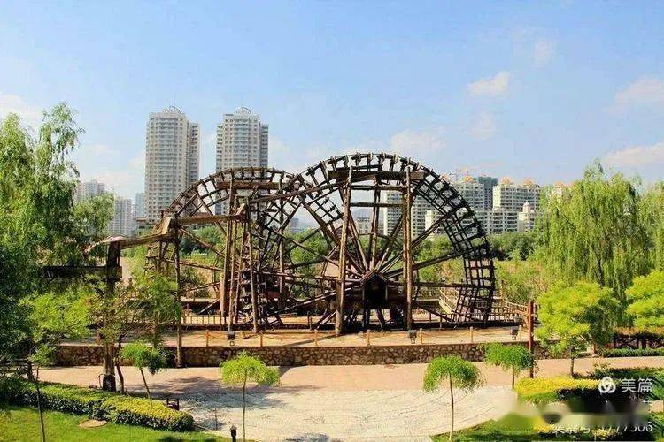 沿着滨河路自西向东缓行,就到了"兰州水车博览园",这是一个展现水车