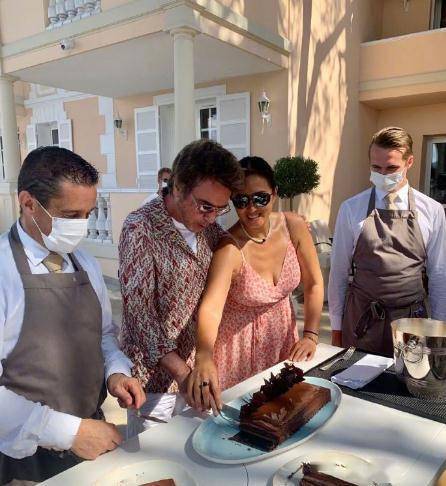 吊带|巩俐为老公庆72岁生日，穿吊带身材丰满有韵味，身上晒痕太真实