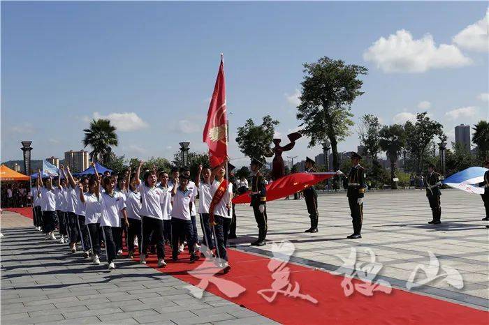 学生入场8月26日,独山县第一中学举行2021届师生初三启动仪式,正式