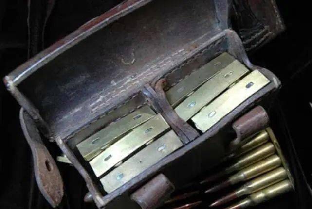 三零式弹药盒内可装六个桥夹,两个就是十二个桥夹,即60枚子弹.