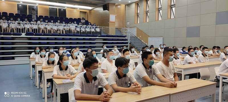 8月29日,北京十二中钱学森学校的新生正在进行入学教育.