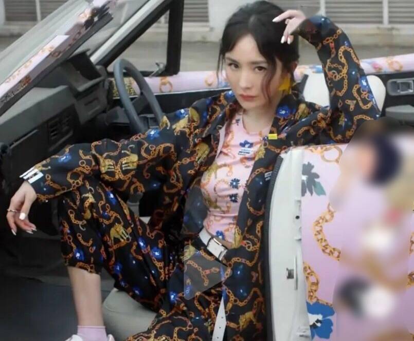 直播|杨幂代言造型被吐槽,像直播精神小妹儿,土到极致就是潮