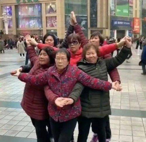 衣服|迪丽热巴颜值崩塌像老了10岁，这未修原图差点认不出是她了……