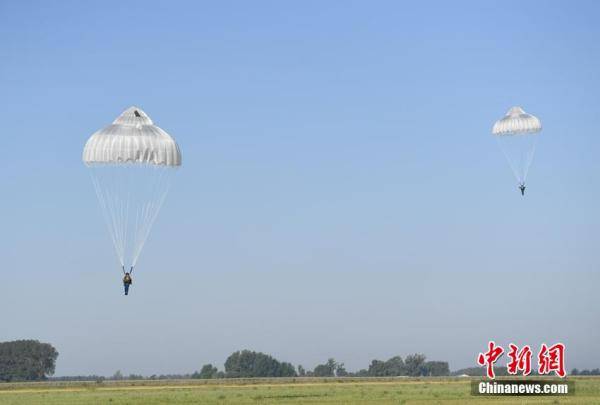 空军|飒！空军第十二批女飞行学员完成首次跳伞