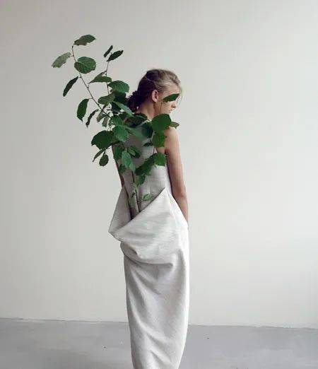 服装|【设计师】有趣的种子服装，让身上布满绿植，你想体验下吗