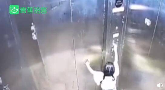 3岁女童滞留电梯找家长时坠亡 监控拍下她最后求助画面