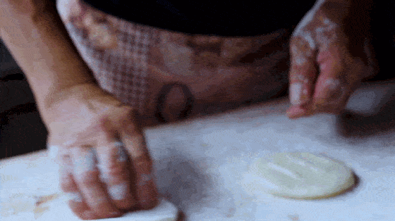 满嘴|满嘴糯香！土家族手打糍粑！儿时记忆中最深的味道！一口