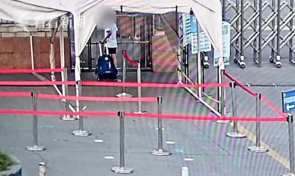 日期|“送完就走了”!记错开学日期 小学生站校门外哭泣