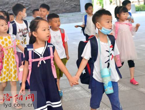 年级|“我是小学生啦”！今日，一年级萌娃入学初体验