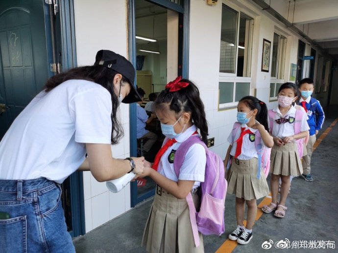 中小学|郑州中小学开学第一天 疫情防控不放松
