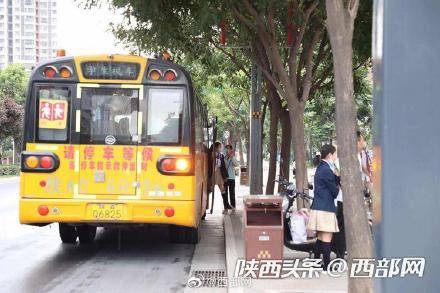 小娃|开学喽！小学生“大娃带小娃”步入校园 有家长红了眼眶