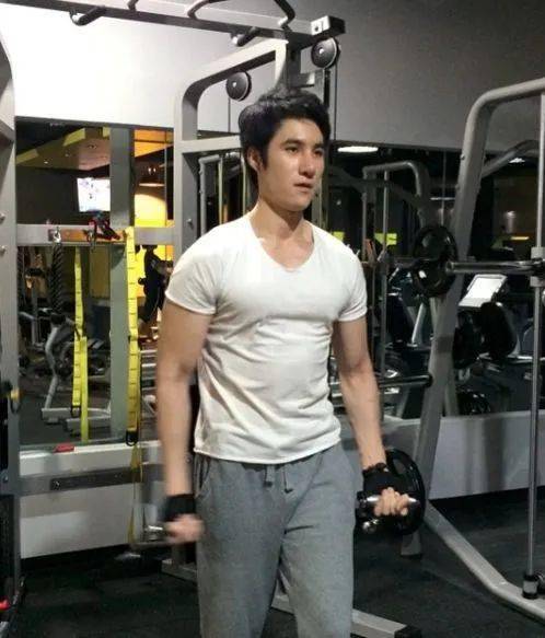 男星用"假腹肌硅胶衣"被无情揭穿,这年头肌肉也能明目