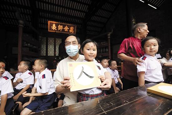 启蒙|开学啦！?小学新生开笔启蒙 大学生获赠“爱心包”