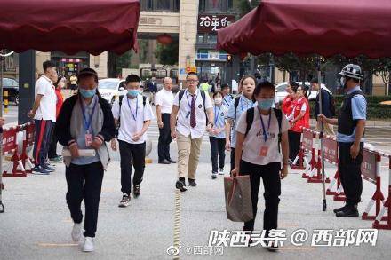 小娃|开学喽！小学生“大娃带小娃”步入校园 有家长红了眼眶