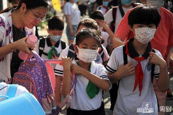 镜头|开学第一天的镜头里，满是牵手与叮嘱