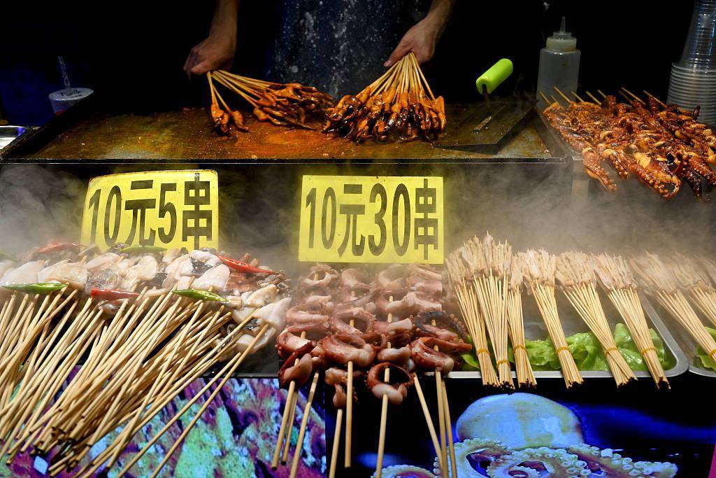 实探南宁夜市美食街游客品尝舌尖上的美味