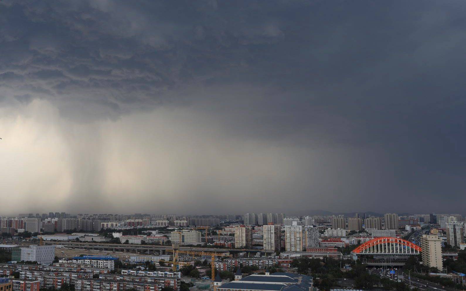 北京市将出现7级以上短时大风,局地可达9级左右,有分散性雷阵雨天气